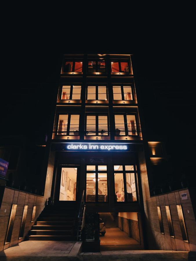 Clarks Inn Express, Dehradún Kültér fotó